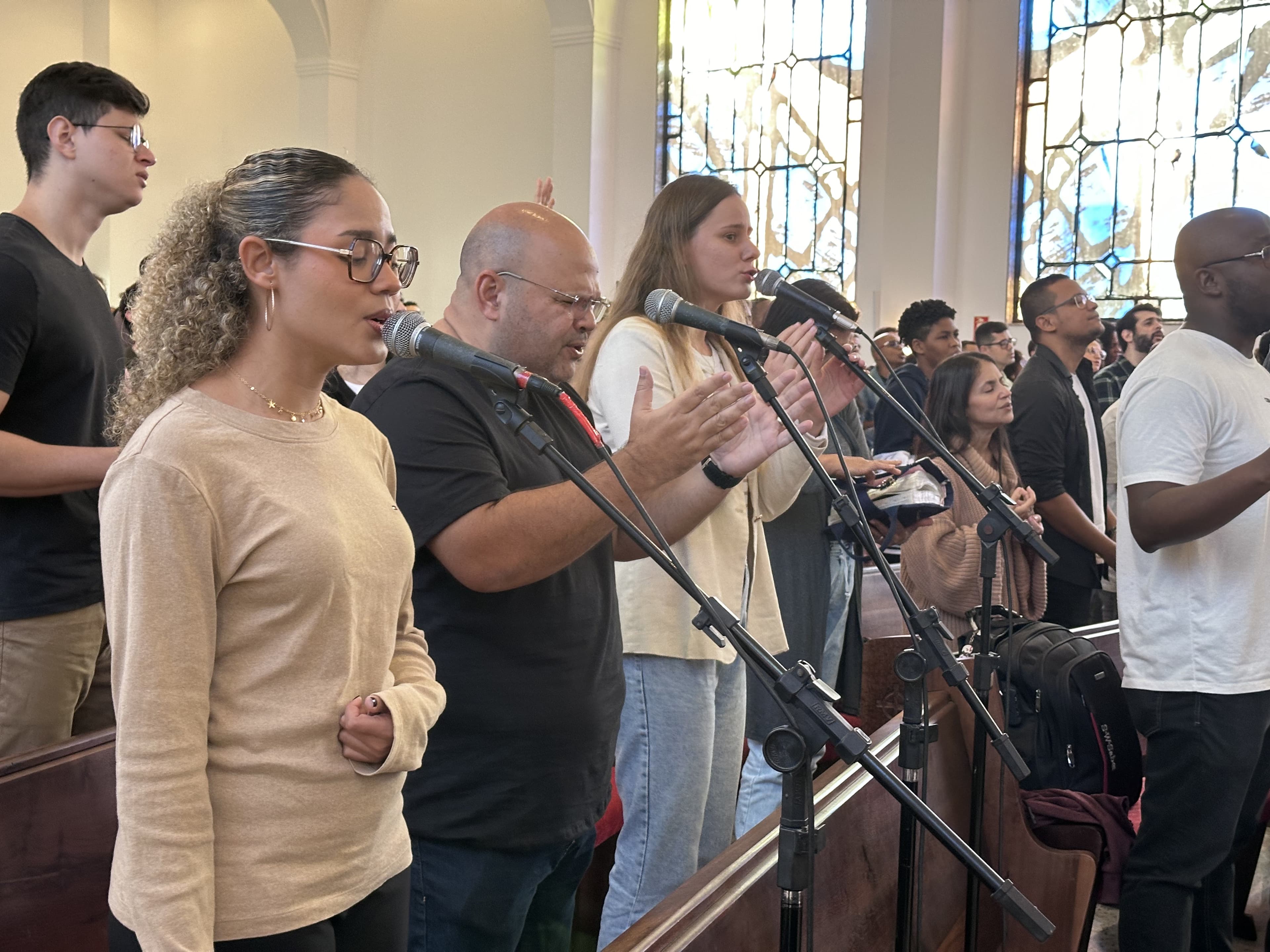Equipe de louvor cantando durante o culto na ICNV Catedral